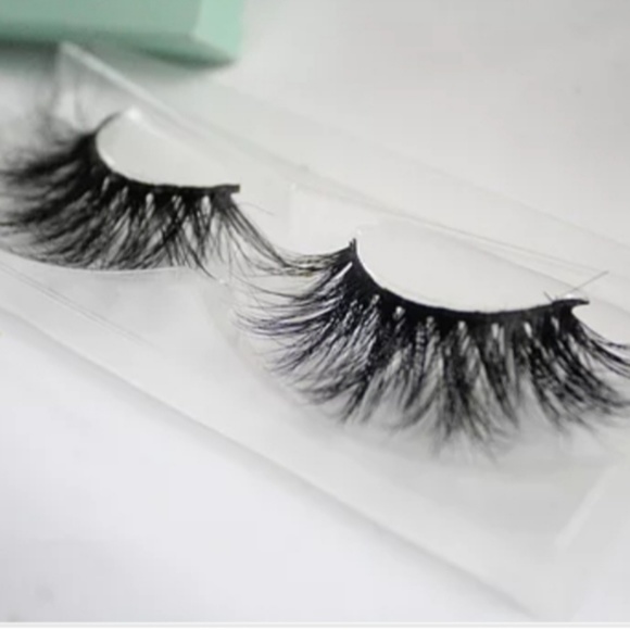 Karen Mink Lashes - Picture 4 of 4